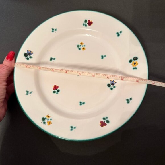 GMUNDNER KERAMIK AUSTRIA HANDMADE DINNER PLATES PAIR WHITE GREEN FLORAL DINING - Picture 4 of 8